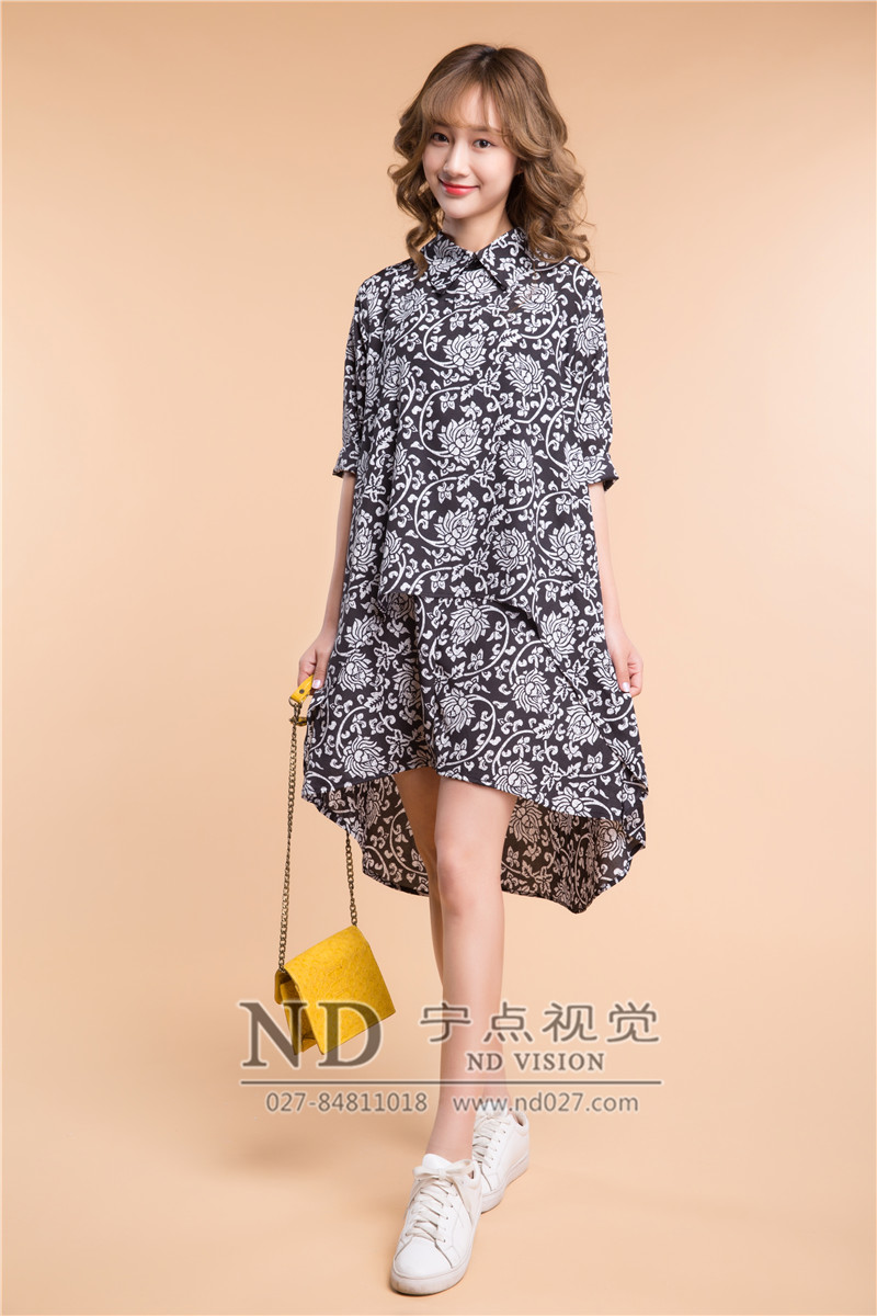 女装纯色背景棚拍